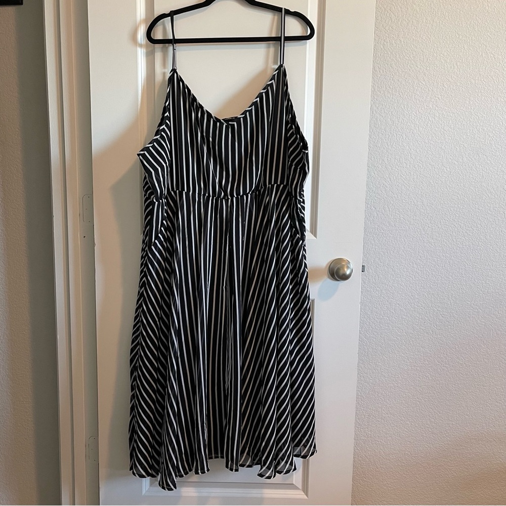 Torrid Black & White Striped Midi Chiffon Pleated Dress, 6X (30) NWT